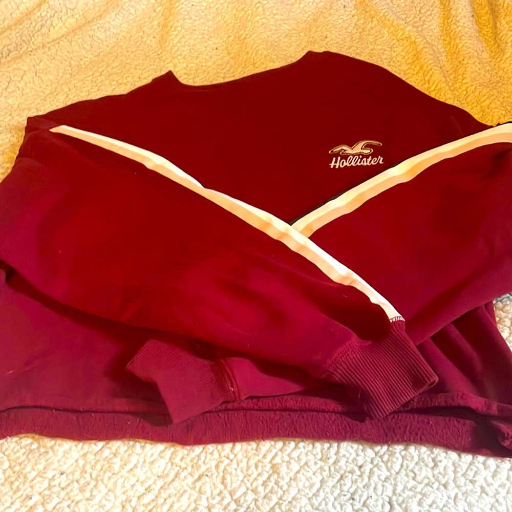 2 Hollister crew neck crop sweatshirts. Size M